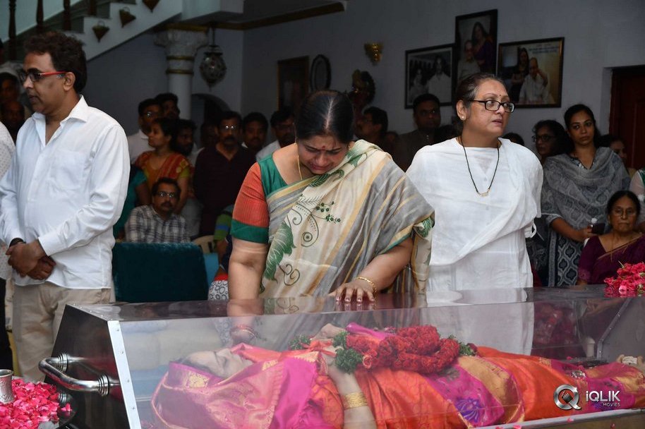 Celebrities-Pay-Homage-to-Vijaya-Nirmala-Garu